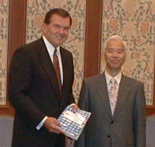 ペンシルバニア州知事への公式日本語版贈呈式